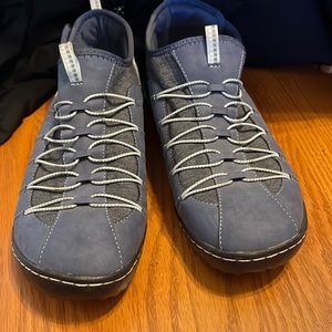 Reposhing.Bought them but they fit tight they are a 9M. Comfortable foam bedding